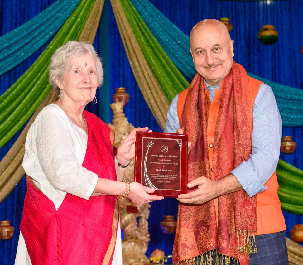 Beth-Kulkarni-receiving-Life-Time-Achievment-Award