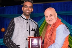 Manish-Khatri-receiving-Akhil-Chopra-Unsung-Hero-Award-by-Anupam-Kher