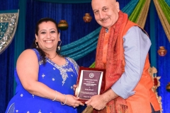 Nisha-Bhatia-receiving-Akhil-Chopra-Unsung-Hero-Award-from-Anupam-Kher