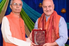 Ramesh-Bhutada-receiving-Life-Time-Achievment-Award-from-Anupam-Kher