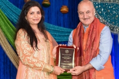 Richa-Dixit-recieving-Akhil-Chopra-Unsung-Hero-award-from-Anupam-Kher